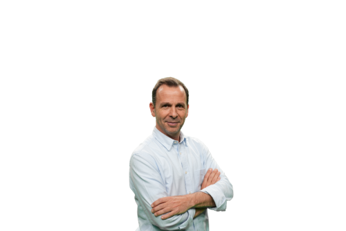 CEO Maxfinance de braços cruzados em fundo branco 